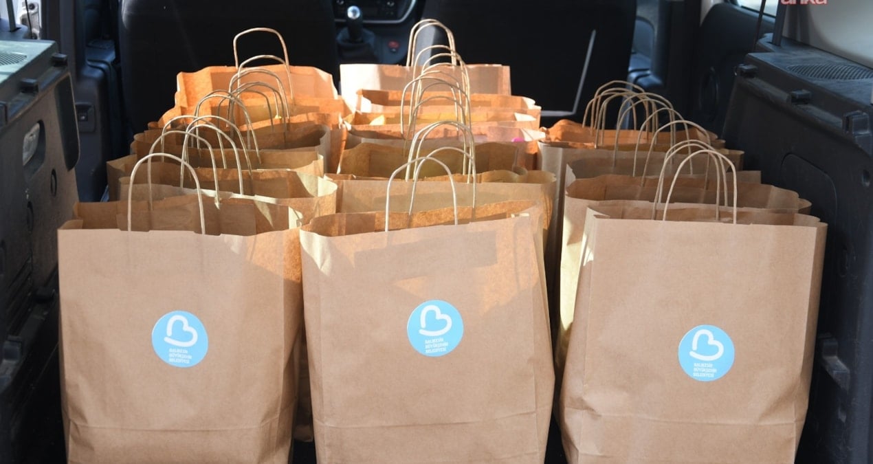 balikesir buyuksehir belediyesi cocuklarin beslenme cantalarini dolduruyor j9Z5GKZ3