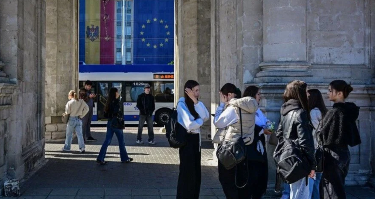 moldovada halk parlamento secimi icin sandik basinda W6WDYihW