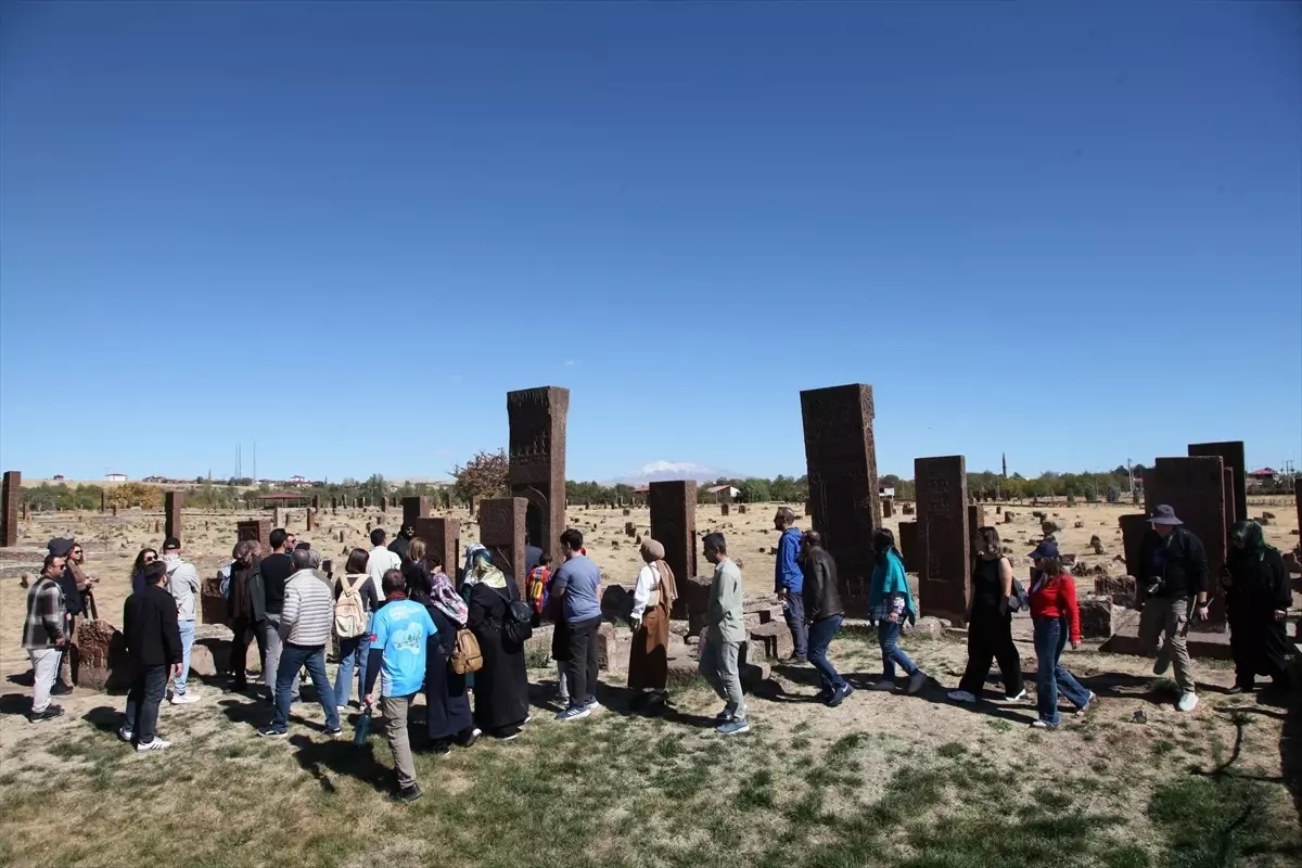 dogaseverler ahlattaki tarihi ve turistik alanlari gezdi RigKYX7p