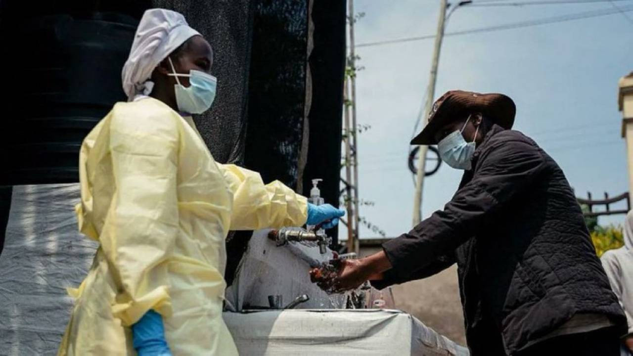 Ebola Salgını Kontrolden Çıkıyor: Üç Şehirde Vaka Artışı
