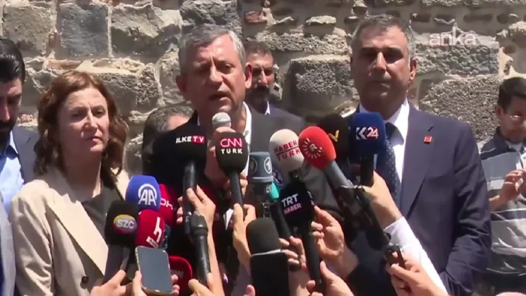 Özgür Özel Diyarbakır’da: ‘Güne Selahattin Demirtaş’ın selamıyla başladık’